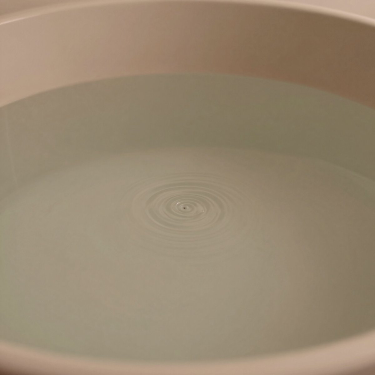 Stil wateroppervlak met zachte rimpelingen